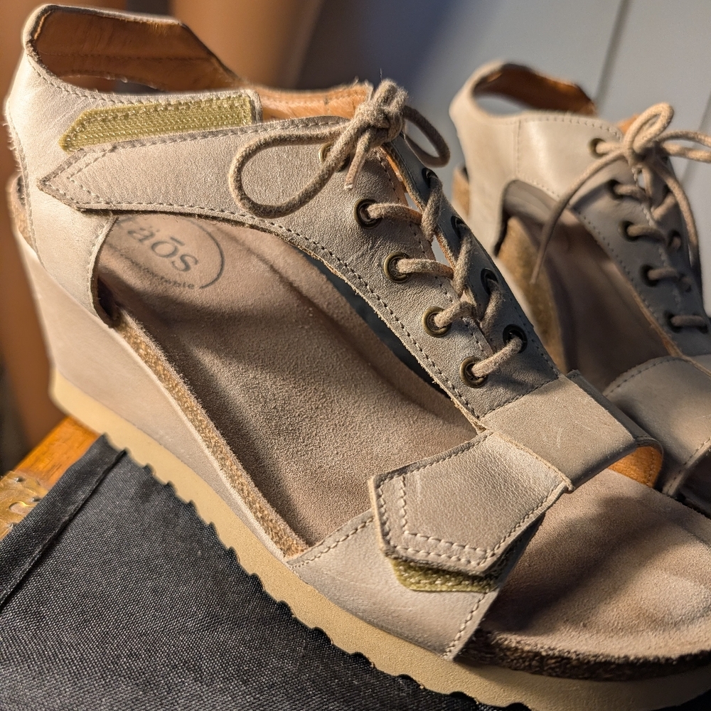 Taos Tie Wish wedge sandals in the stone color full-grain leather upper Size 7